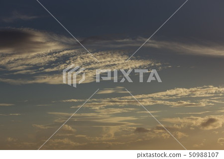 雲彩在天空中翱翔,清澈的藍天 雲彩在天空中翱翔,清澈的藍天 50988107