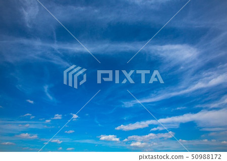 雲彩在天空中翱翔,清澈的藍天 雲彩在天空中翱翔,清澈的藍天 50988172