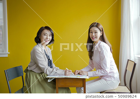 Mother and daughter, like a friend 052 50989624