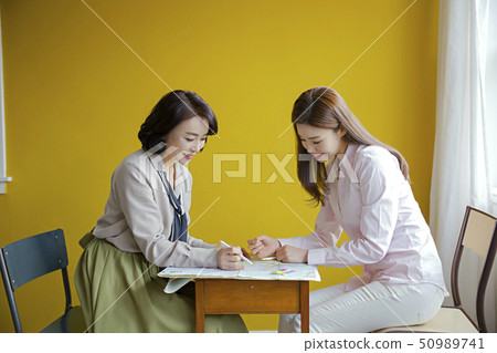 Mother and daughter, like a friend 046 50989741