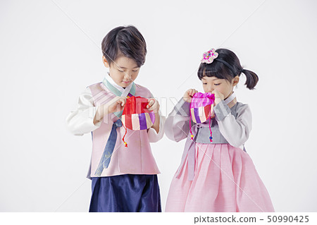 Children dress up in rainbow-colored Hanbok 051 50990425