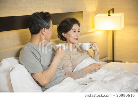 Portrait of senior couple 393 50990616