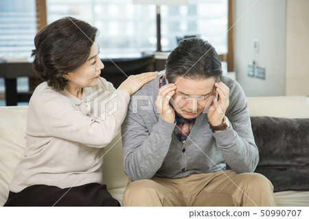 Portrait of senior couple 344 50990707