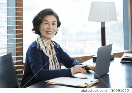 Portrait of senior couple 169 50991050