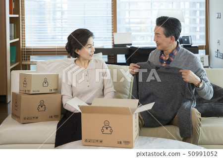 Portrait of senior couple 168 50991052