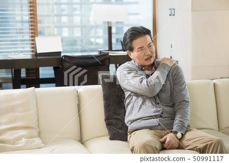 Portrait of senior couple 320 50991117