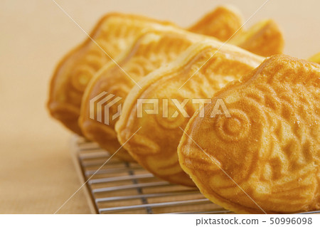Korean people enjoy to eat various snack in winter time. Popular winter snack foods is hoppang, fish cake and so on. 100 50996098