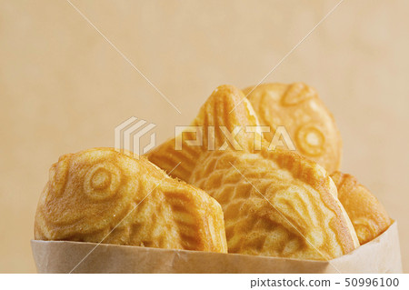 Korean people enjoy to eat various snack in winter time. Popular winter snack foods is hoppang, fish cake and so on. 099 Korean people enjoy to eat various snack in winter time. Popular winter snack foods is hoppang, fish cake and so on. 099 50996100