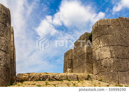 城堡門三個Katsuren城堡廢墟的圈子 50999290