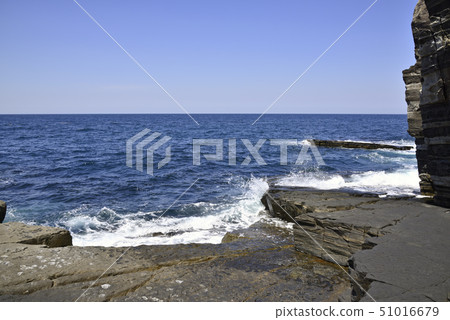 Rocky coast 51016679