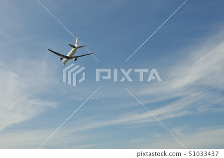 藍天和雲彩和班機 51033437