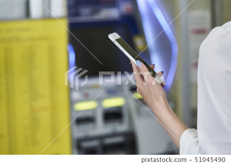 年輕女子票自動售貨機攝影合作“京王電鐵有限公司” 51045490