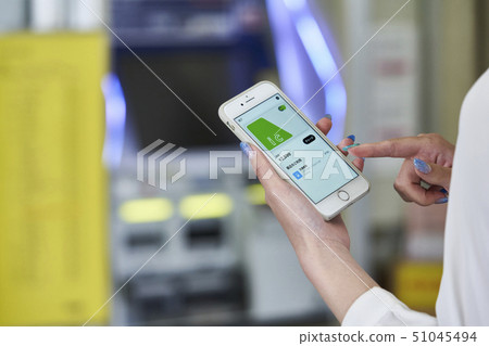 年輕女子票自動售貨機攝影合作“京王電鐵有限公司” 51045494