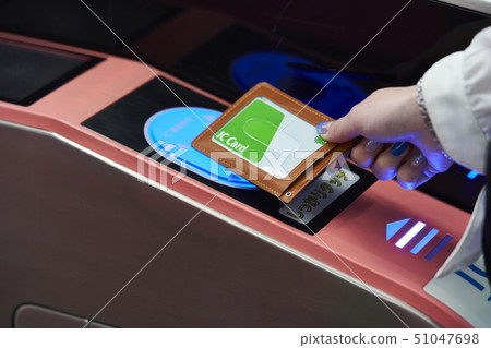 站火車女子檢票口攝影合作“京王電鐵有限公司” 51047698