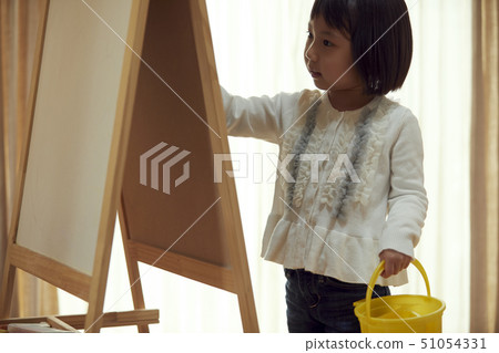 去畫架的女孩在客廳 51054331