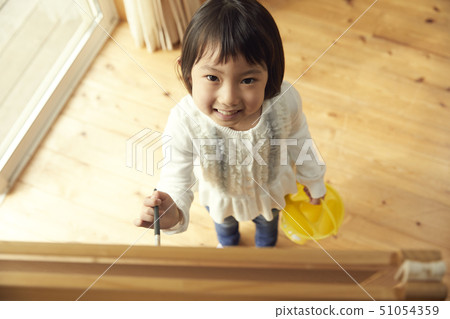 去畫架的女孩在客廳 去畫架的女孩在客廳 51054359