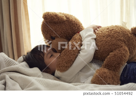 睡覺與一頭大熊的女孩在床上 51054492