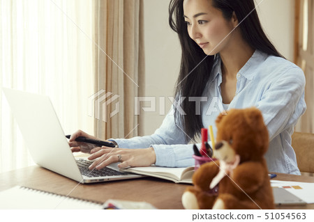 母親去客廳的電腦 51054563