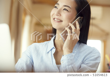 照顧打電話,當工作在客廳時 照顧打電話,當工作在客廳時 51054613