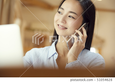 照顧打電話，當工作在客廳時 51054628