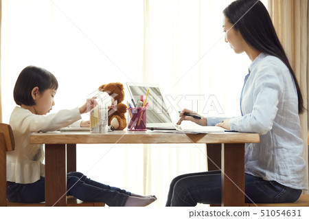 在她的母親前面的女孩圖畫工作在客廳 51054631