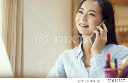 照顧打電話,當工作在客廳時 照顧打電話,當工作在客廳時 51054637