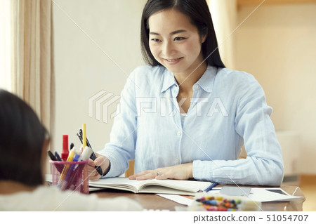 工作的母親,當看圖畫女兒時 工作的母親,當看圖畫女兒時 51054707