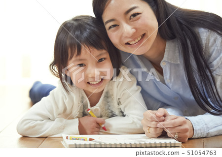 說謊在客廳的地板上和握他們的肩膀的母親和女兒 51054763