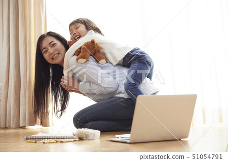 採取女兒的母親在客廳 採取女兒的母親在客廳 51054791