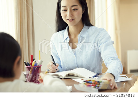 工作的母親,當看圖畫女兒時 工作的母親,當看圖畫女兒時 51054818