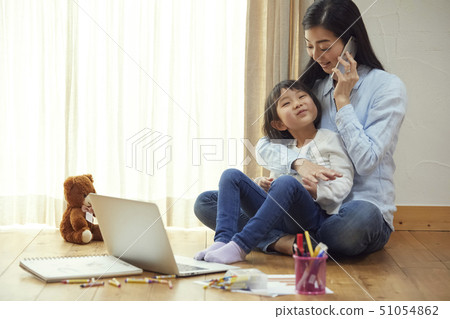 女兒抱著媽媽的膝蓋在地板上 51054862