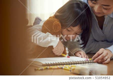 幫助女兒的母親在客廳的地板上畫 51054952