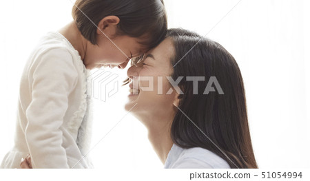 面對的母親和女兒在客廳 51054994