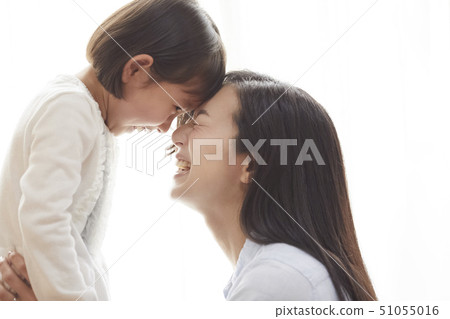 面對的母親和女兒在客廳 51055016