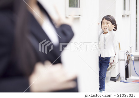 Daughter to see off mother going on a business trip outside the house 51055025