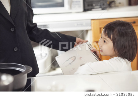 顯示寫生簿的女兒對母親在廚房裡 51055083