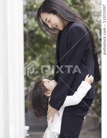 Mother and daughter who hug just outside the house 51055097