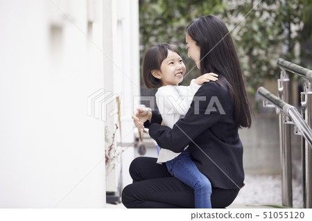 Mother and daughter who hug just outside the house Mother and daughter who hug just outside the house 51055120