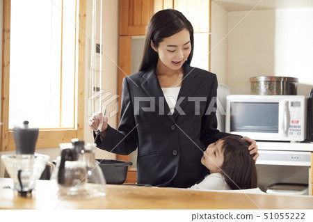 母親緊貼母親在廚房裡準備晚餐 母親緊貼母親在廚房裡準備晚餐 51055222