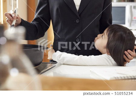 母親緊貼母親在廚房裡準備晚餐 母親緊貼母親在廚房裡準備晚餐 51055234