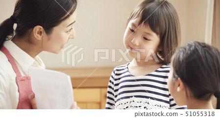 A teacher who takes a problem sitting on the floor and children answering it 51055318