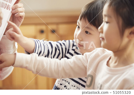 一位老師在地板上遇到問題，孩子們回答問題 51055320