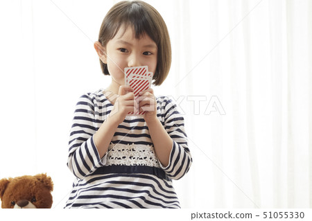 與紙牌的女孩掩藏的嘴 51055330