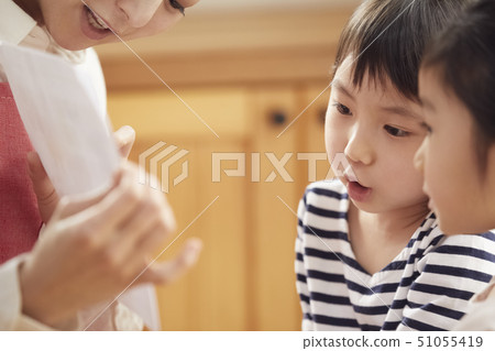 一位老師在地板上遇到問題,孩子們回答問題 一位老師在地板上遇到問題,孩子們回答問題 51055419