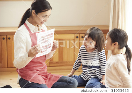 一位老師在地板上遇到問題,孩子們回答問題 一位老師在地板上遇到問題,孩子們回答問題 51055425
