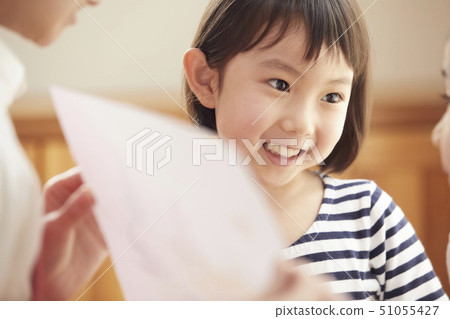 一位老師在地板上遇到問題,孩子們回答問題 一位老師在地板上遇到問題,孩子們回答問題 51055427