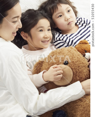 躺在床上的母親和女兒 躺在床上的母親和女兒 51055430