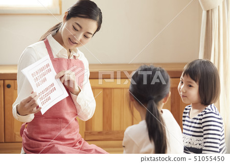 一位老師在地板上遇到問題，孩子們回答問題 51055450