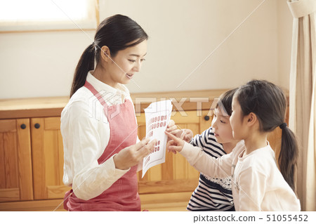 A teacher who takes a problem sitting on the floor and children answering it 51055452