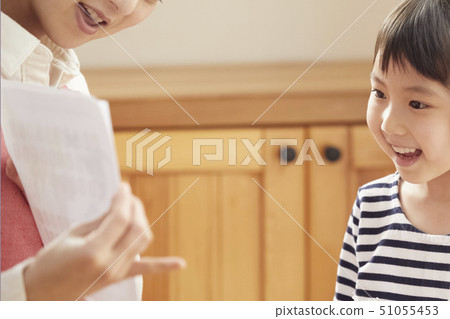 一位老師在地板上遇到問題,一位小孩回答問題 一位老師在地板上遇到問題,一位小孩回答問題 51055453